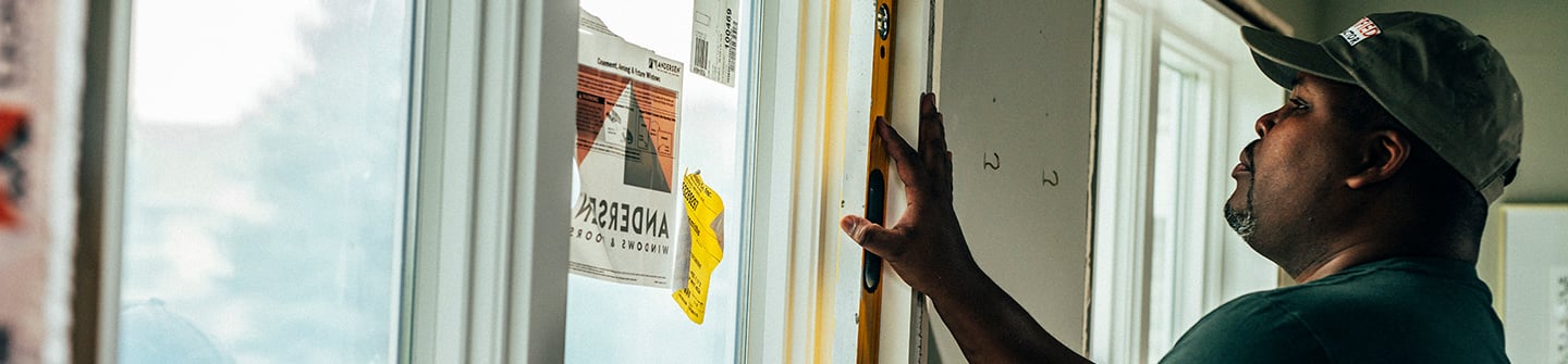 andersen contractor replacing window in home